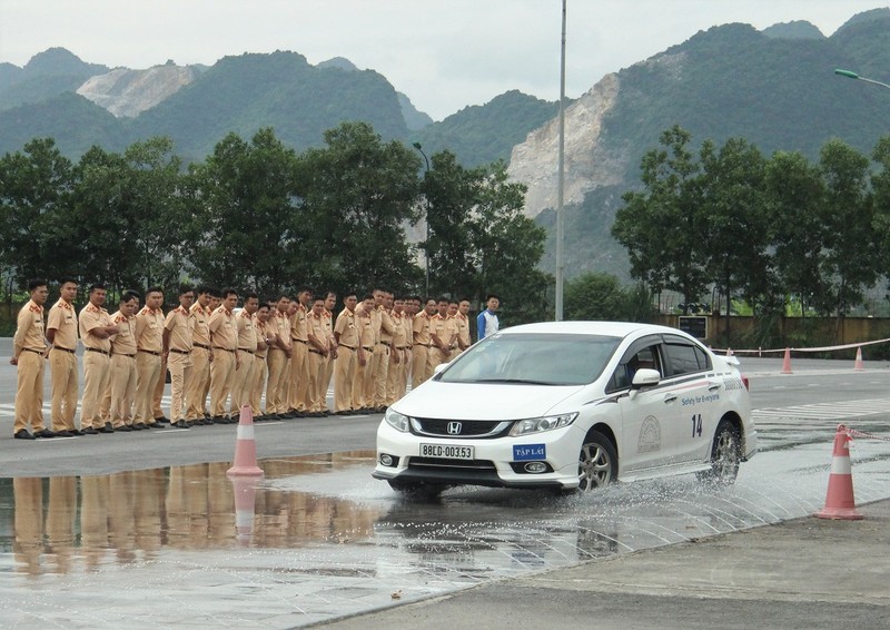 Ngắm kỹ năng lái xe điêu luyện của CSGT dẫn đoàn - ảnh 4