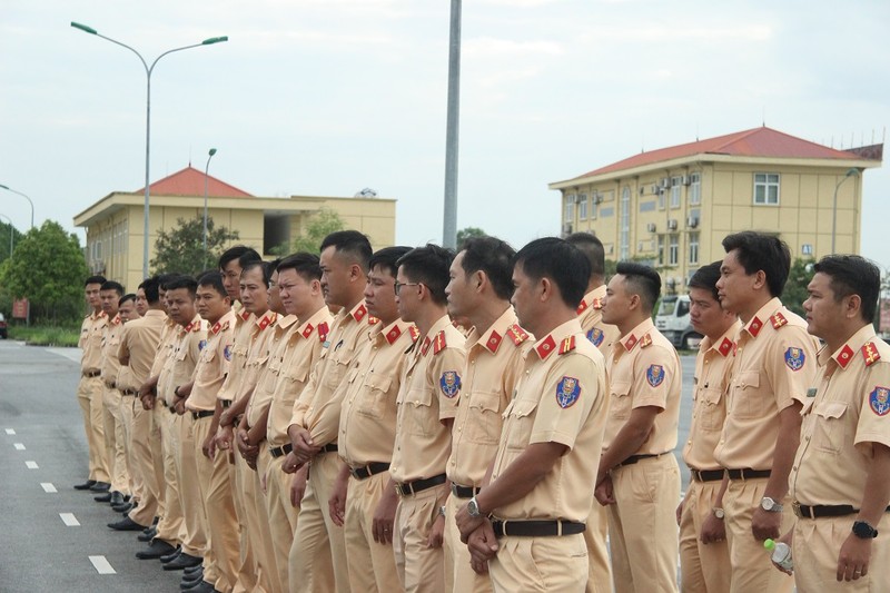 Ngắm kỹ năng lái xe điêu luyện của CSGT dẫn đoàn - ảnh 1