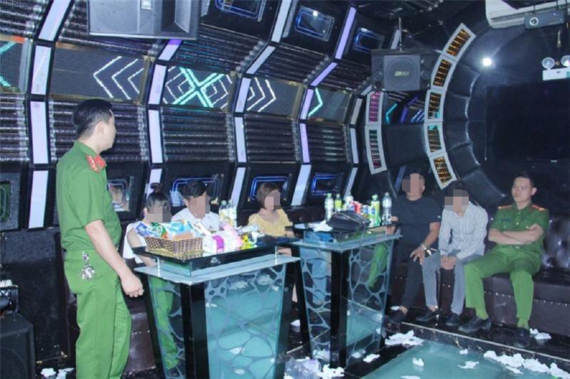12 nam nữ thuê phòng VIP bay lắc trong quán karaoke - ảnh 1
