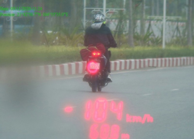 Phóng xe máy 104 km/giờ, thanh niên bị xử phạt tới 5 lỗi - ảnh 1