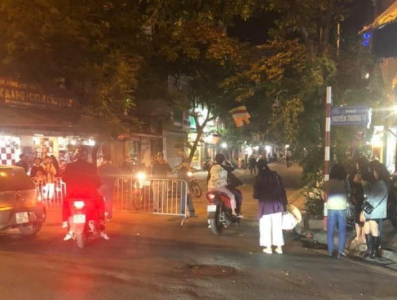 Hà Nội: Khoanh vùng cả khu phố vì phát hiện quả bom  - ảnh 1