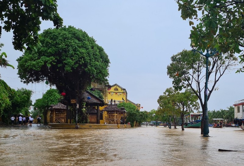 Chùm ảnh: Nước tràn phố cổ, Hội An túc trực chống lũ - ảnh 3