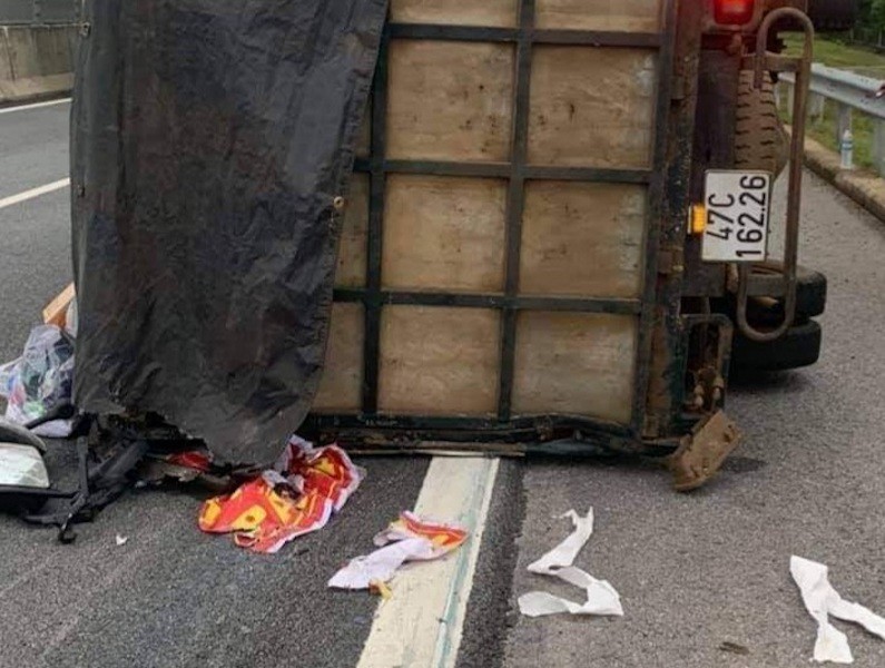 Xe cứu trợ miền Trung bị nạn trên cao tốc Đà Nẵng - Quảng Ngãi - ảnh 1