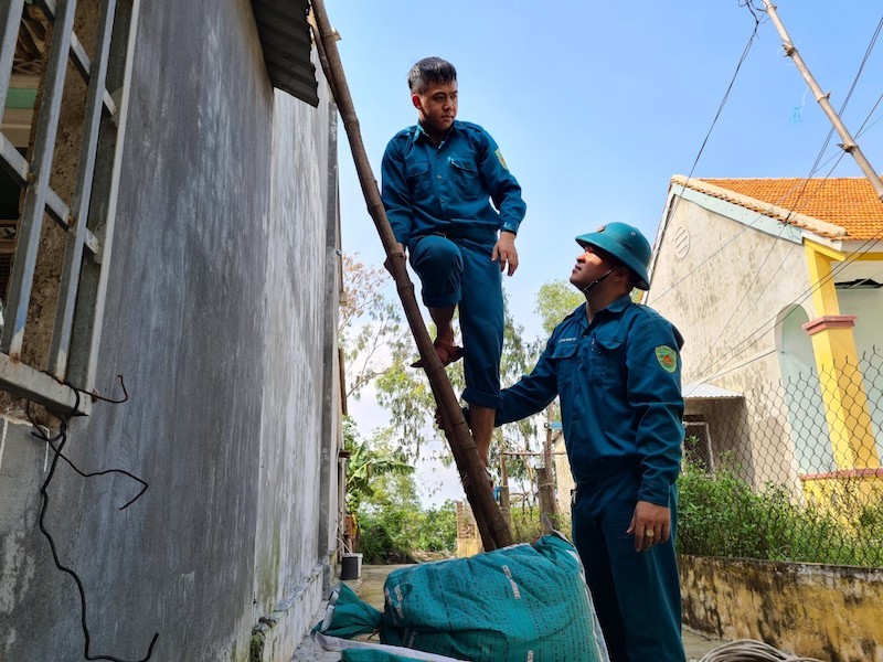 Chùm ảnh: Người dân tất bật chằng nhà cửa để sơ tán bão số 9 - ảnh 4