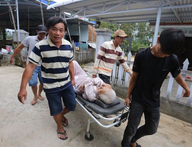Quảng Nam sơ tán hàng ngàn người, có xe cứu thương hỗ trợ - ảnh 8