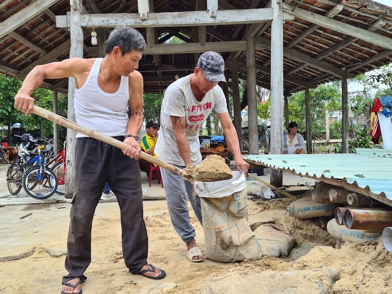 Quảng Nam: Người dân làm hầm tránh bão số 9 - ảnh 1
