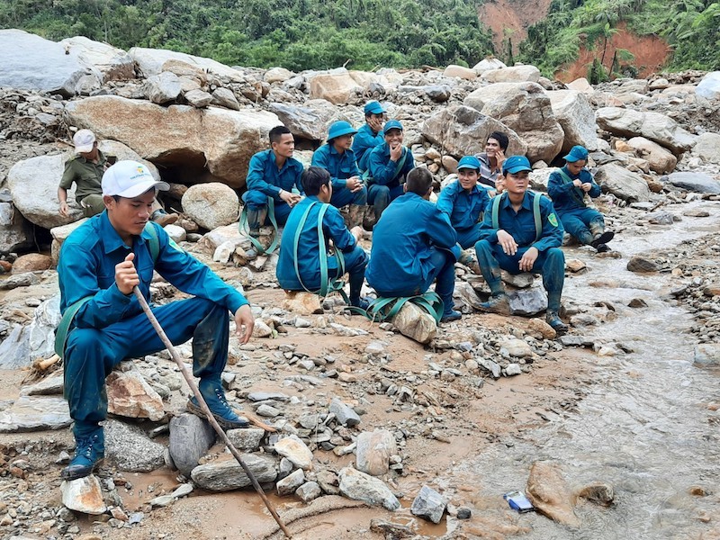 Trực thăng tiếp tế cho người dân bị cô lập ở Quảng Nam - ảnh 1