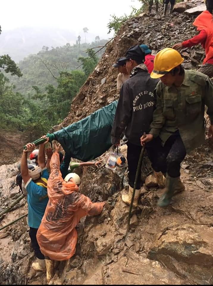 Quảng Nam: Khiêng thai phụ 20 km đường rừng đi cấp cứu - ảnh 1