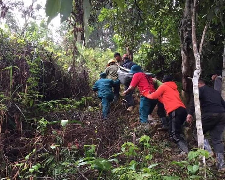 Quảng Nam: Khiêng thai phụ 20 km đường rừng đi cấp cứu - ảnh 2