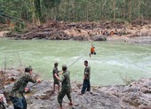 Bộ đội đu ròng rọc qua sông tìm người mất tích ở Trà Leng