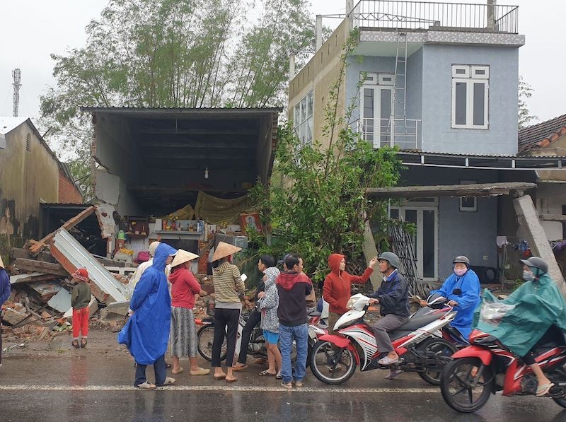 Kinh hoàng: Xe container mất lái lao vào 7 nhà dân - ảnh 1