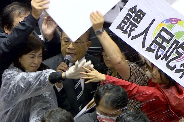 Lòng heo 'bay' trong cuộc ẩu đả tại nghị viện Đài Loan - ảnh 2
