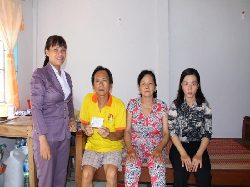 BHXH Việt Nam tặng 2.500 thẻ BHYT cho người dân miền Trung - ảnh 1