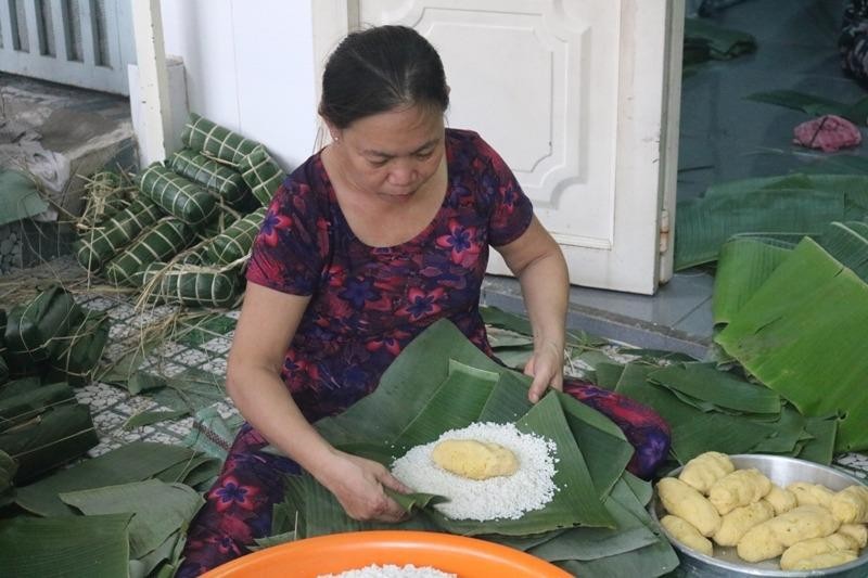 Cặm cụi gói bánh tét gửi tặng đồng bào miền Trung  - ảnh 2