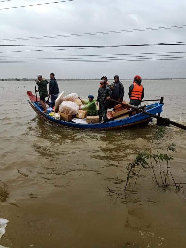 Ngư dân đưa thuyền đi biển lên ruộng cứu đồng bào vùng lũ - ảnh 2