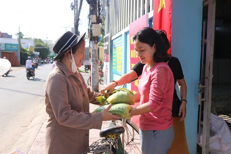 1 kg rác thải nhựa đổi lấy 1 kg gạo, cùng nhau sống xanh - ảnh 4