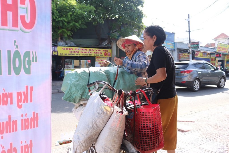 1 kg rác thải nhựa đổi lấy 1 kg gạo, cùng nhau sống xanh - ảnh 2