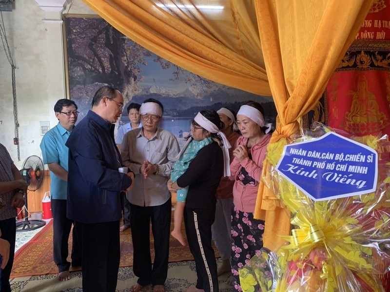 Ông Nguyễn Thiện Nhân, đoàn TP.HCM thăm đồng bào miền Trung  - ảnh 3