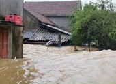 Quảng Bình: Nước chấm mái nhà, di chuyển dân ra trụ sở UBND xã