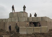 Mỹ không kích Taliban, kêu gọi ngừng 'tấn công vô ích'