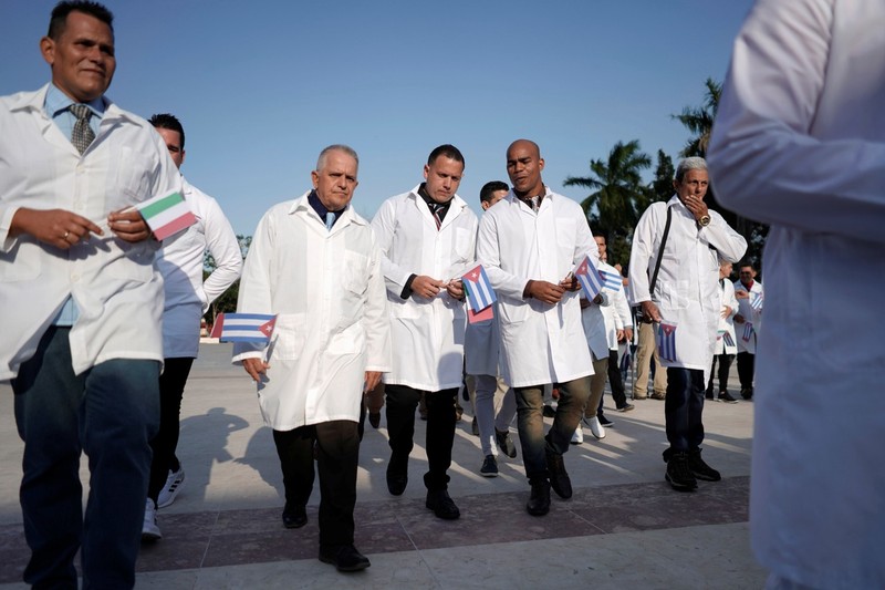 Reuters ca ngợi 'đội quân áo blouse trắng' tuyệt vời của Cuba - ảnh 1
