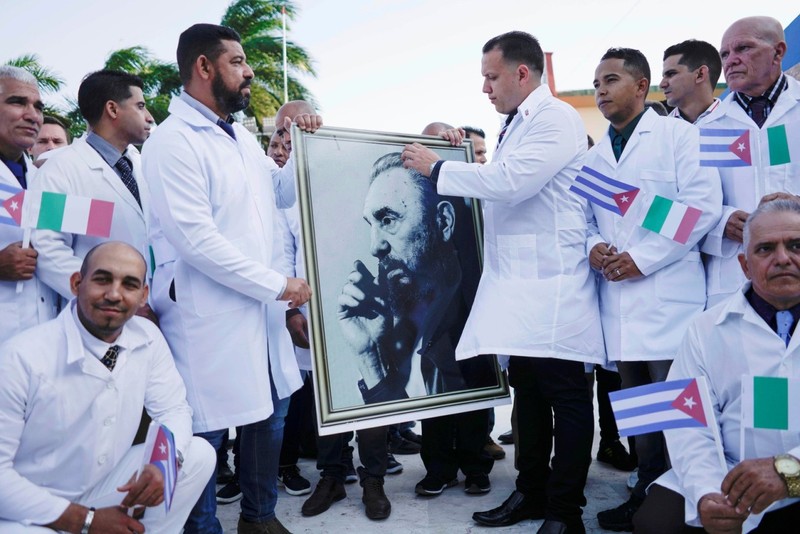 Reuters ca ngợi 'đội quân áo blouse trắng' tuyệt vời của Cuba - ảnh 2