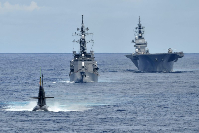 Nhật cử tàu ngầm, tàu sân bay trực thăng diễn tập ở Biển Đông - ảnh 1