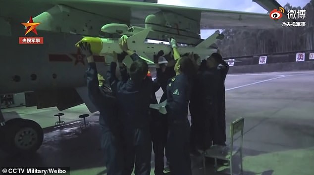 Ảnh: Phi công Trung Quốc phóng tên lửa rầm rộ tại Biển Đông - ảnh 2