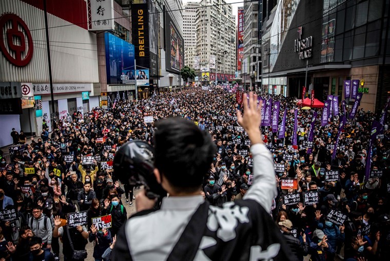 Phe đối lập Hong Kong: Người chọn ông Trump kẻ chọn ông Biden - ảnh 1