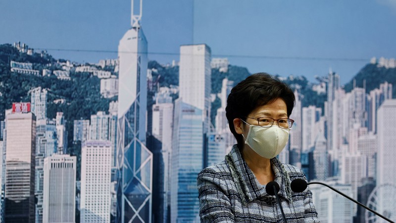 Bà Lâm sang Bắc Kinh bàn khôi phục kinh tế Hong Kong sau dịch - ảnh 1