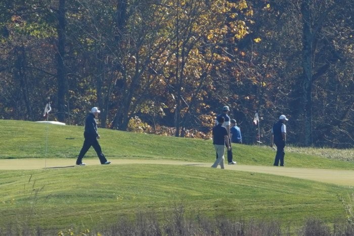 Thất thế bầu cử, ông Trump vẫn liên tục 2 ngày đi đánh golf - ảnh 1