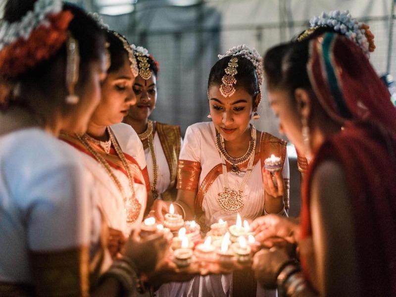 Ấn Độ dùng đèn phân bò để tẩy chay hàng Trung Quốc - ảnh 1