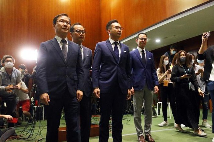 Hàng loạt nghị sĩ đối lập Hong Kong tuyên bố từ chức - ảnh 1
