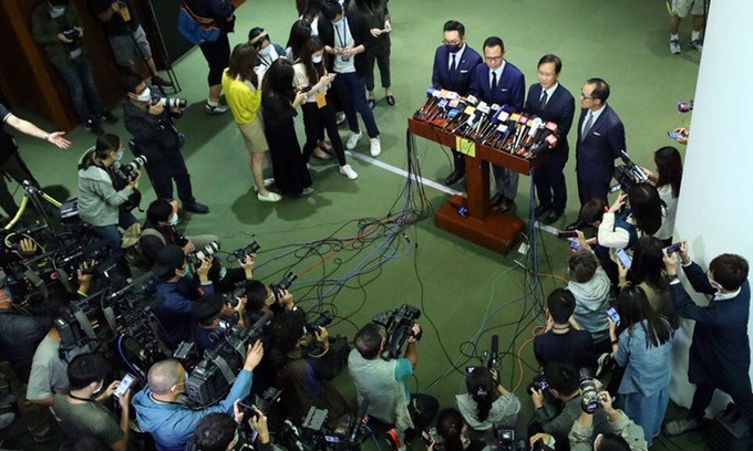 Hàng loạt nghị sĩ đối lập Hong Kong tuyên bố từ chức - ảnh 3