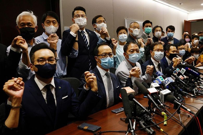 Hàng loạt nghị sĩ đối lập Hong Kong tuyên bố từ chức - ảnh 2