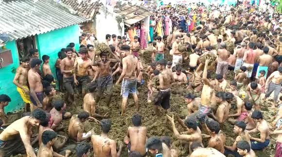 Sôi động lễ hội ném phân bò tại Ấn Độ - ảnh 1