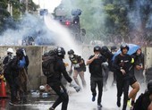 Cảnh sát Thái dùng vòi rồng chặn đám đông xông vào quốc hội