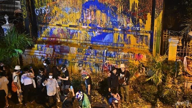 Người biểu tình Thái Lan tấn công trụ sở cảnh sát bằng bom sơn - ảnh 2