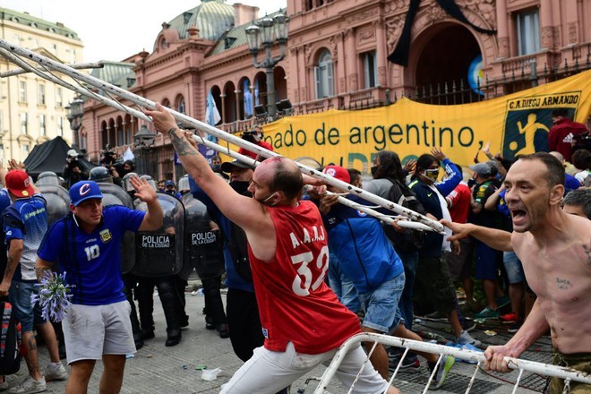 Mặc COVID-19, dân Argentina đổ ra đường tiễn đưa Maradona - ảnh 2