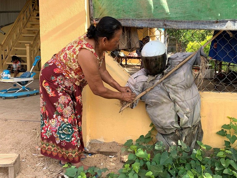 Nhiều người Cambodia tin bù nhìn có thể đẩy lùi COVID-19 - ảnh 1