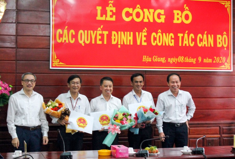 Hậu Giang trao các quyết định về công tác cán bộ - ảnh 1