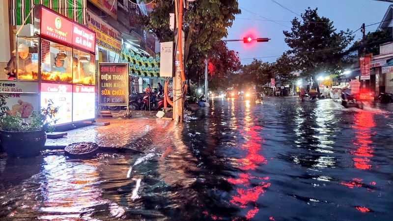 Cần Thơ: Nhiều tuyến đường bị ngập sau cơn mưa chiều cuối tuần - ảnh 3