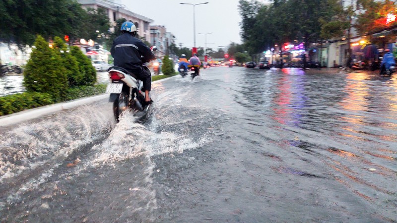 Cần Thơ: Nhiều tuyến đường bị ngập sau cơn mưa chiều cuối tuần - ảnh 2