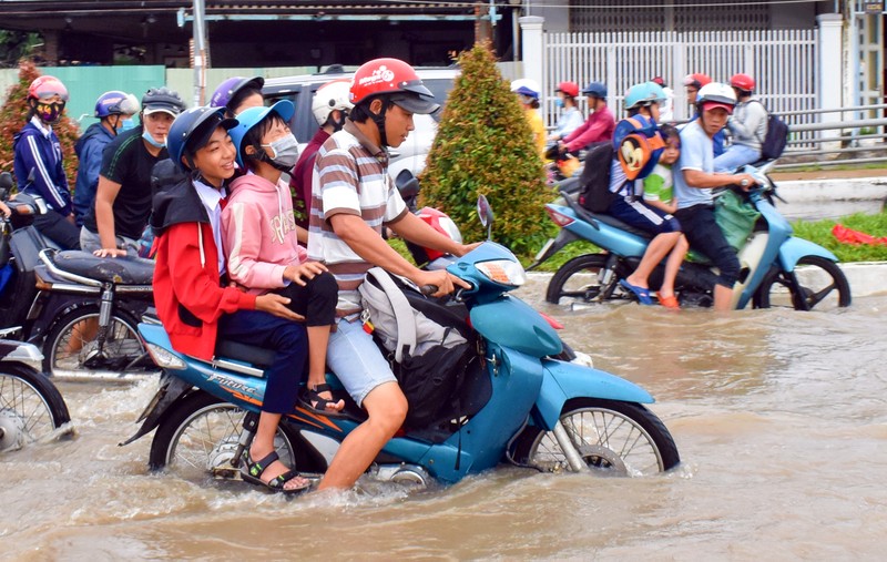 Dân Cần Thơ bì bõm lội nước đưa con đến trường - ảnh 4