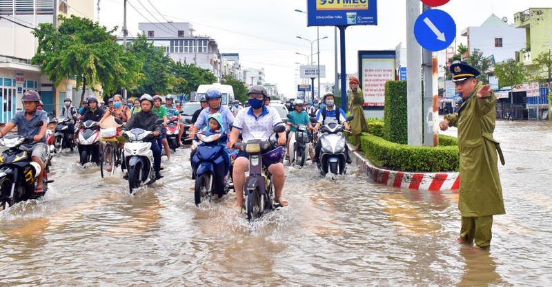 Dân Cần Thơ bì bõm lội nước đưa con đến trường - ảnh 7