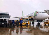 Dùng máy bay chuyển gấp hàng cứu trợ đến Quảng Bình