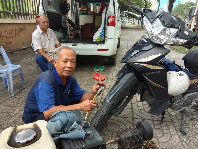 TP.HCM: Độc đáo tiệm sửa xe máy trong ô tô - ảnh 3