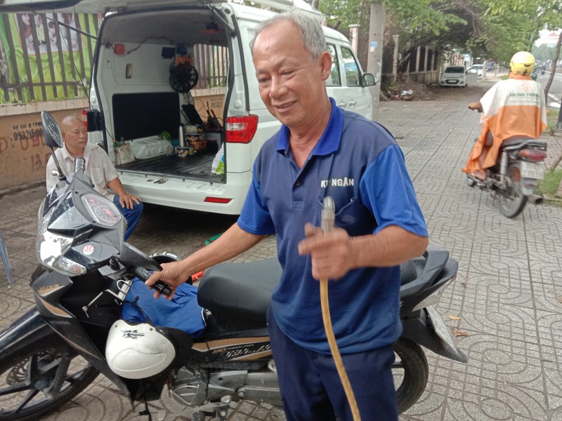 TP.HCM: Độc đáo tiệm sửa xe máy trong ô tô - ảnh 5