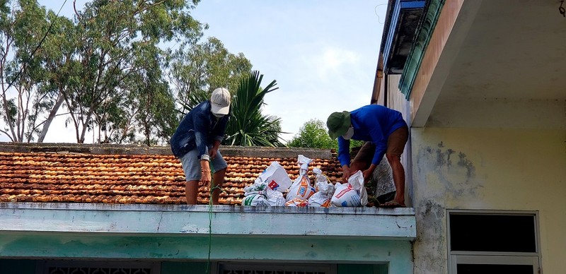 Đà Nẵng: Tổng lực chằng chống nhà cửa, đưa dân di tản - ảnh 5