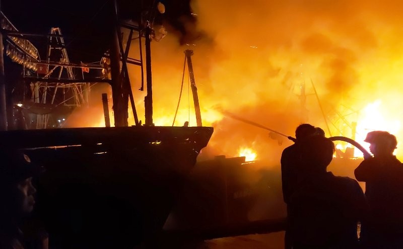 Điều tra vụ 4 tàu cá ngư dân bốc cháy dữ dội - ảnh 2